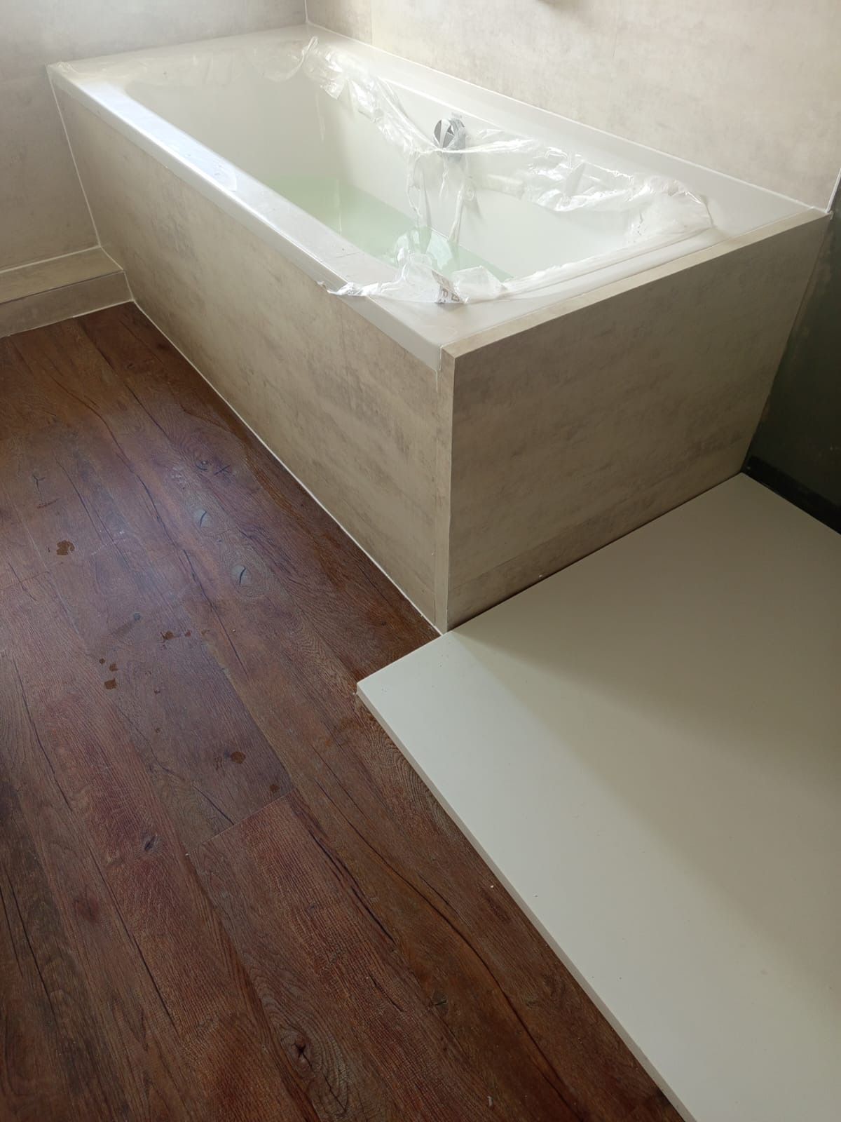 Modernes Badezimmer mit Holzoptik-Boden und Einbauwaschtisch