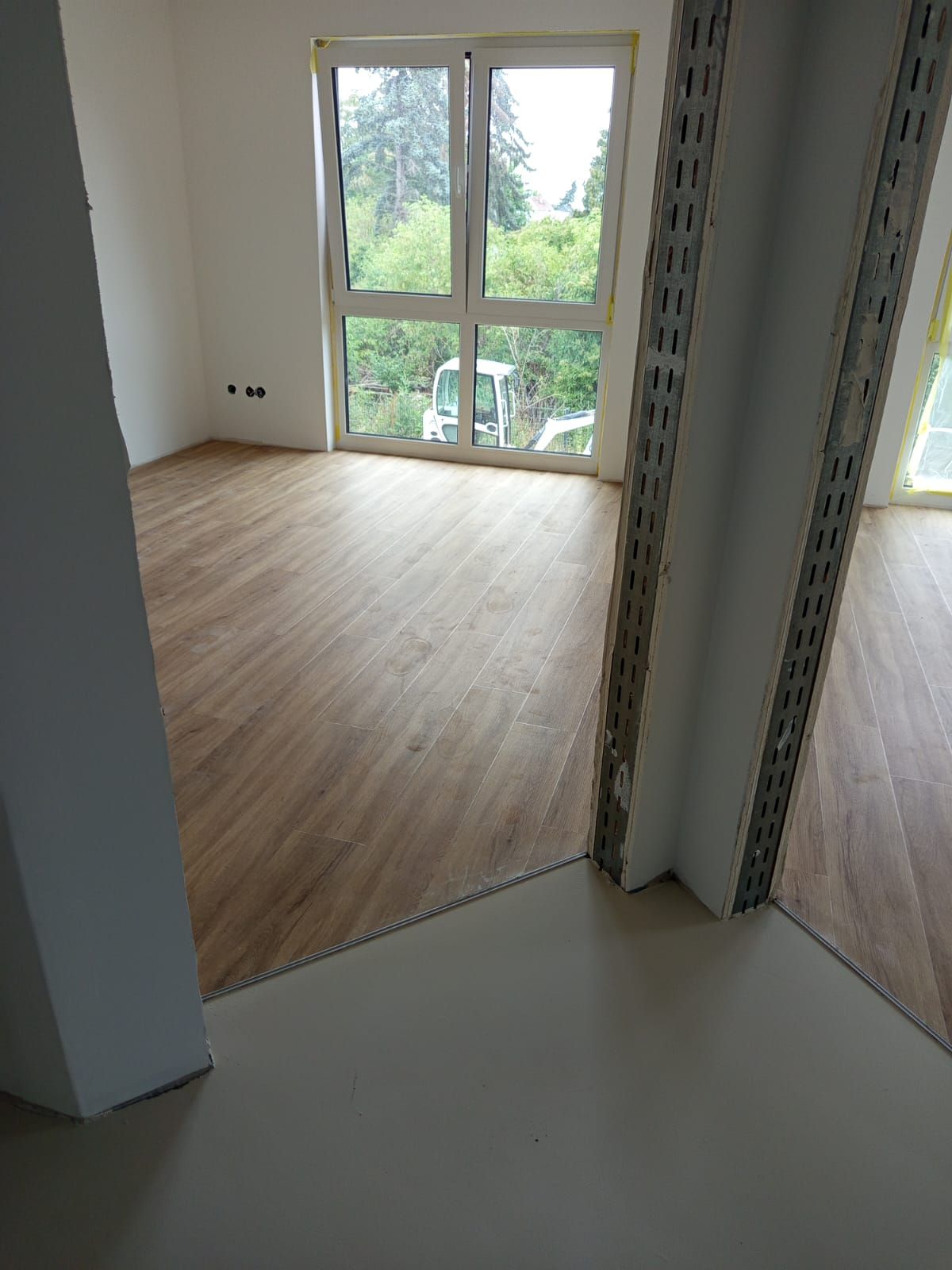 Verlegter Bodenbelag am Fenster – Innenausbau durch Projekt Bau