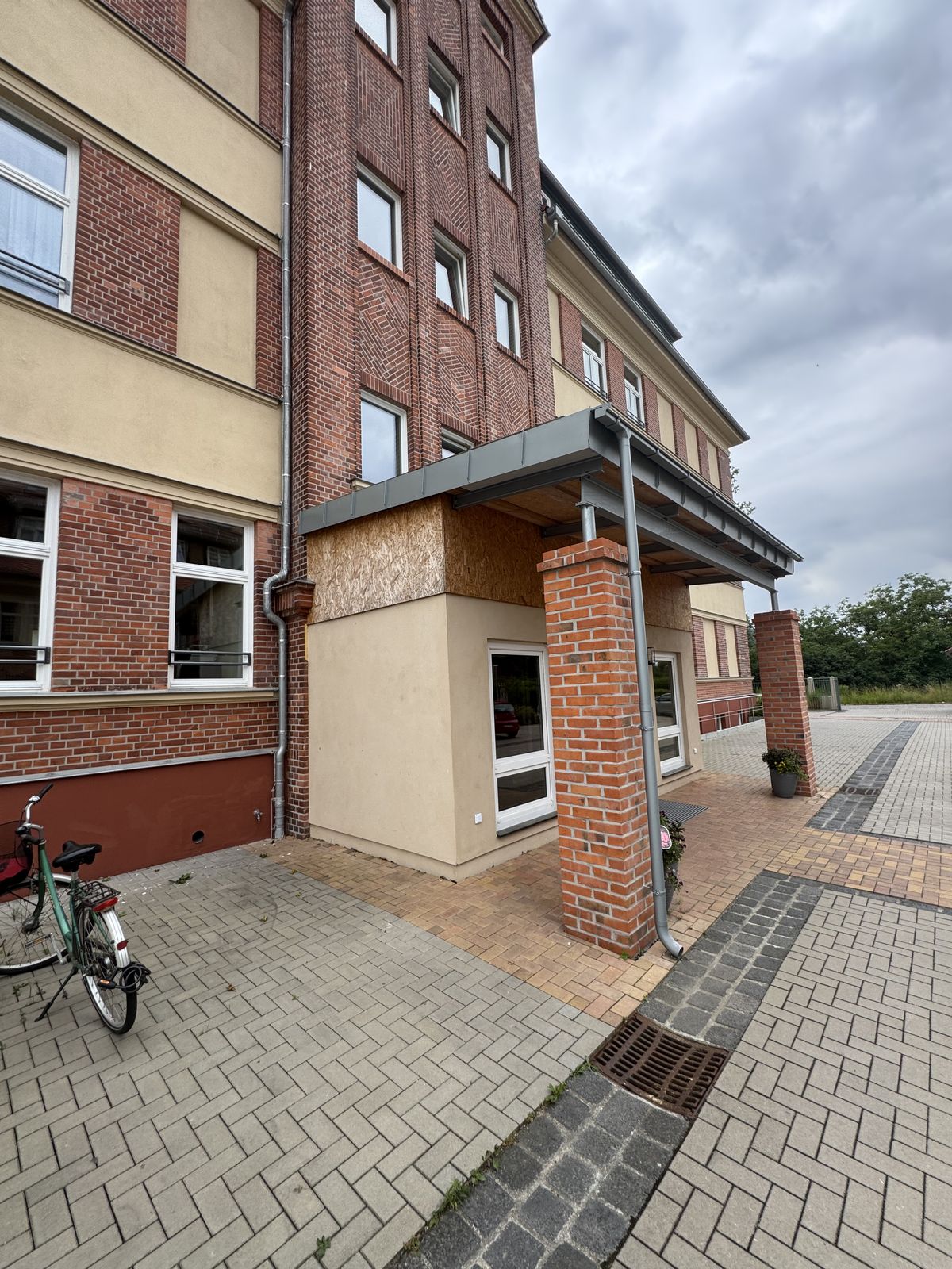 Neu gepflasterter Eingangsbereich eines Wohnhauses – Pflasterarbeiten