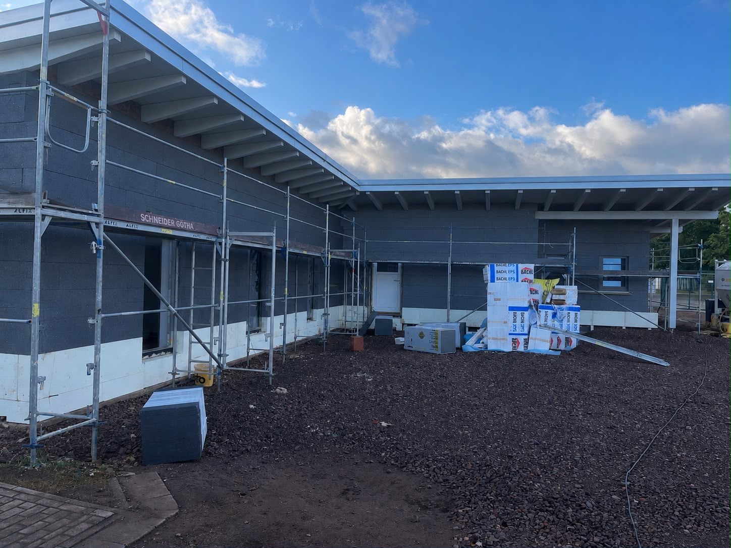 Rohbau einer Gewerbehalle mit Dachelementen – Gewerbebau der Projekt Bau GmbH