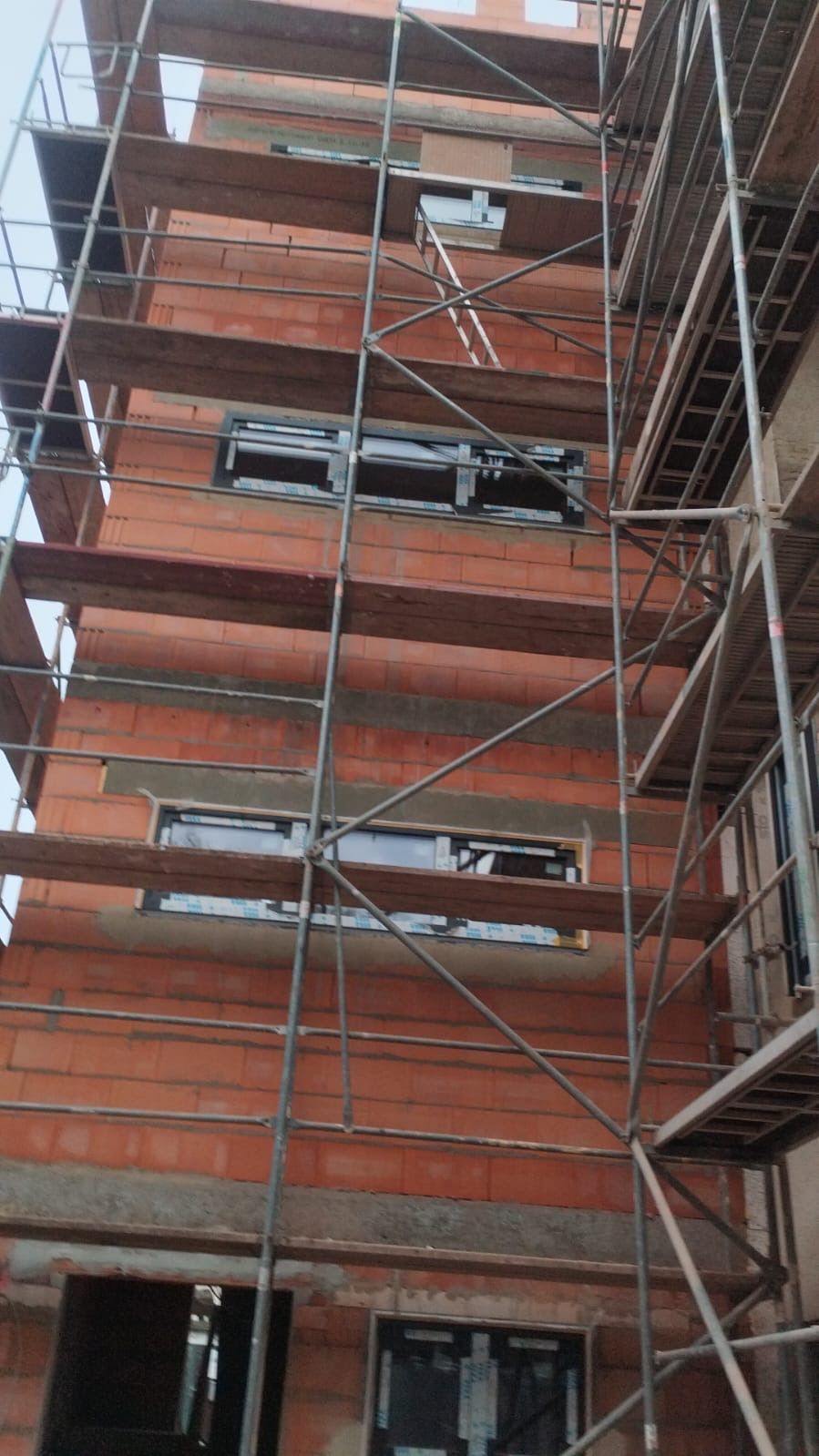 Fenstermontage im Mauerwerksrohbau – Projekt Bau GmbH