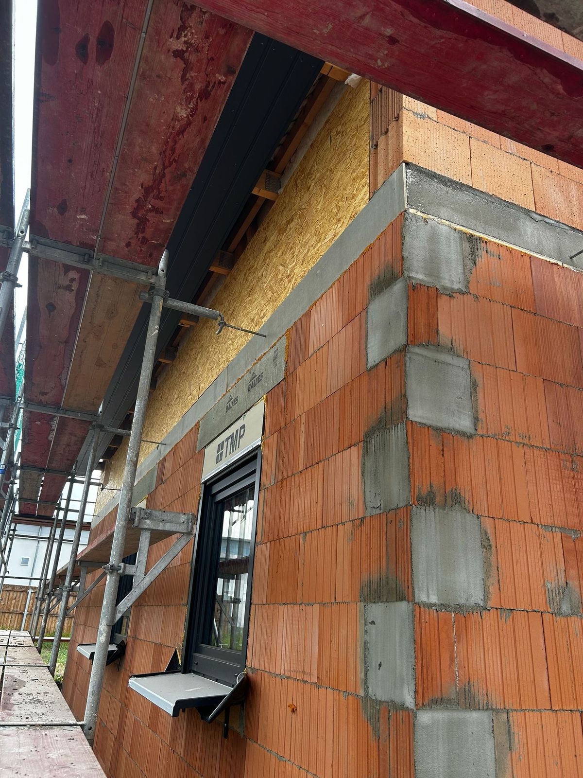 Rohbau mit Poroton-Mauerwerk und Dämmung – Neubau durch die Projekt Bau GmbH