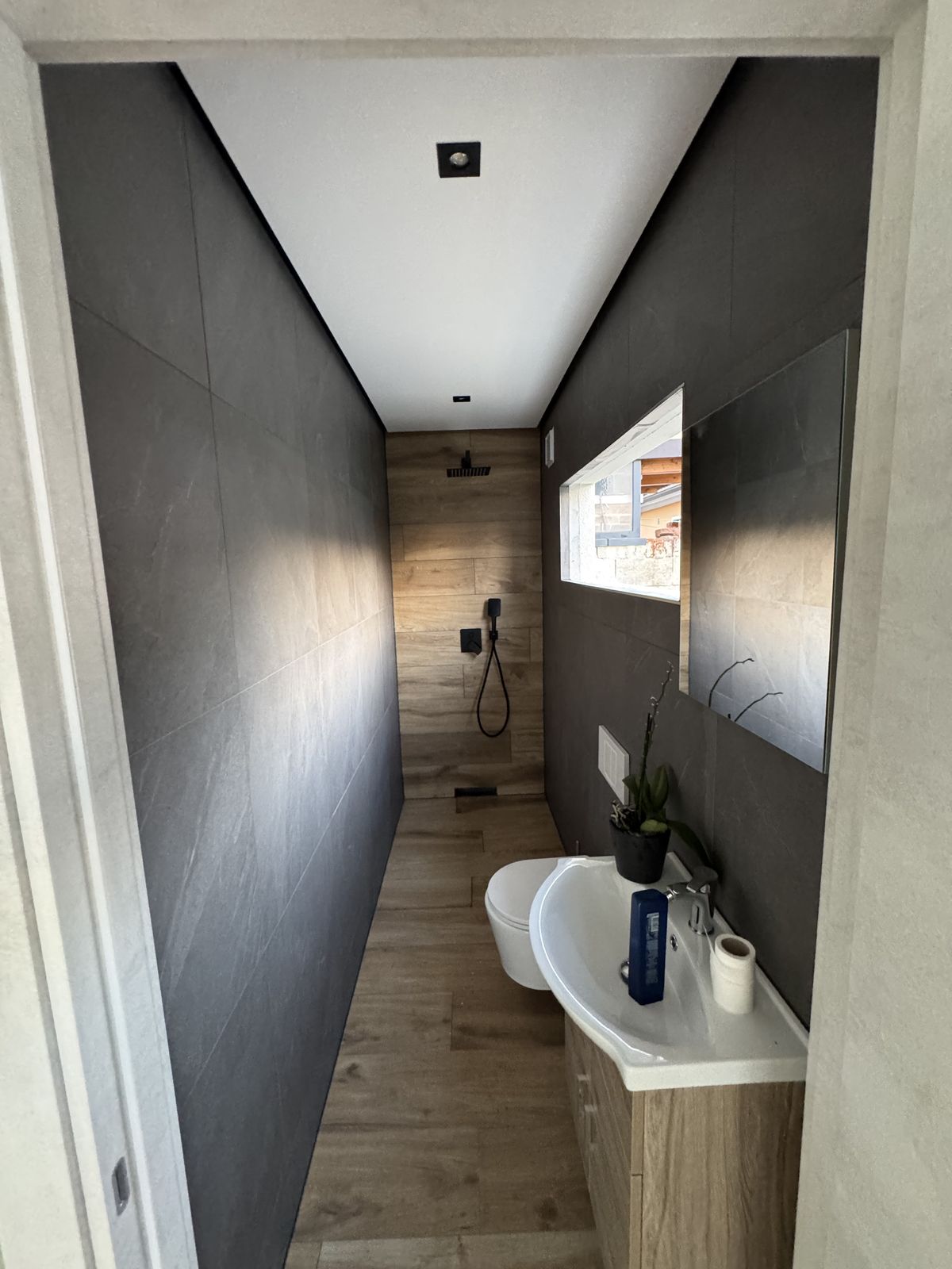 Fertig saniertes Design-Bad mit begehbarer Dusche in Anthrazit
