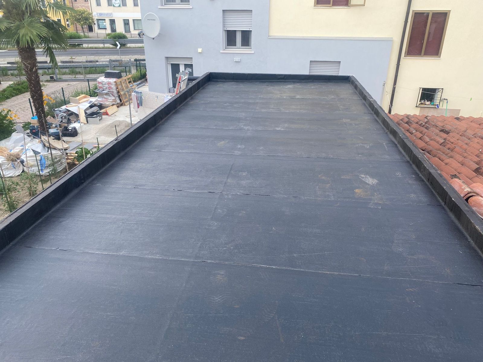 Neue Bitumen-Dachabdichtung auf einem Wohnhausflachdach