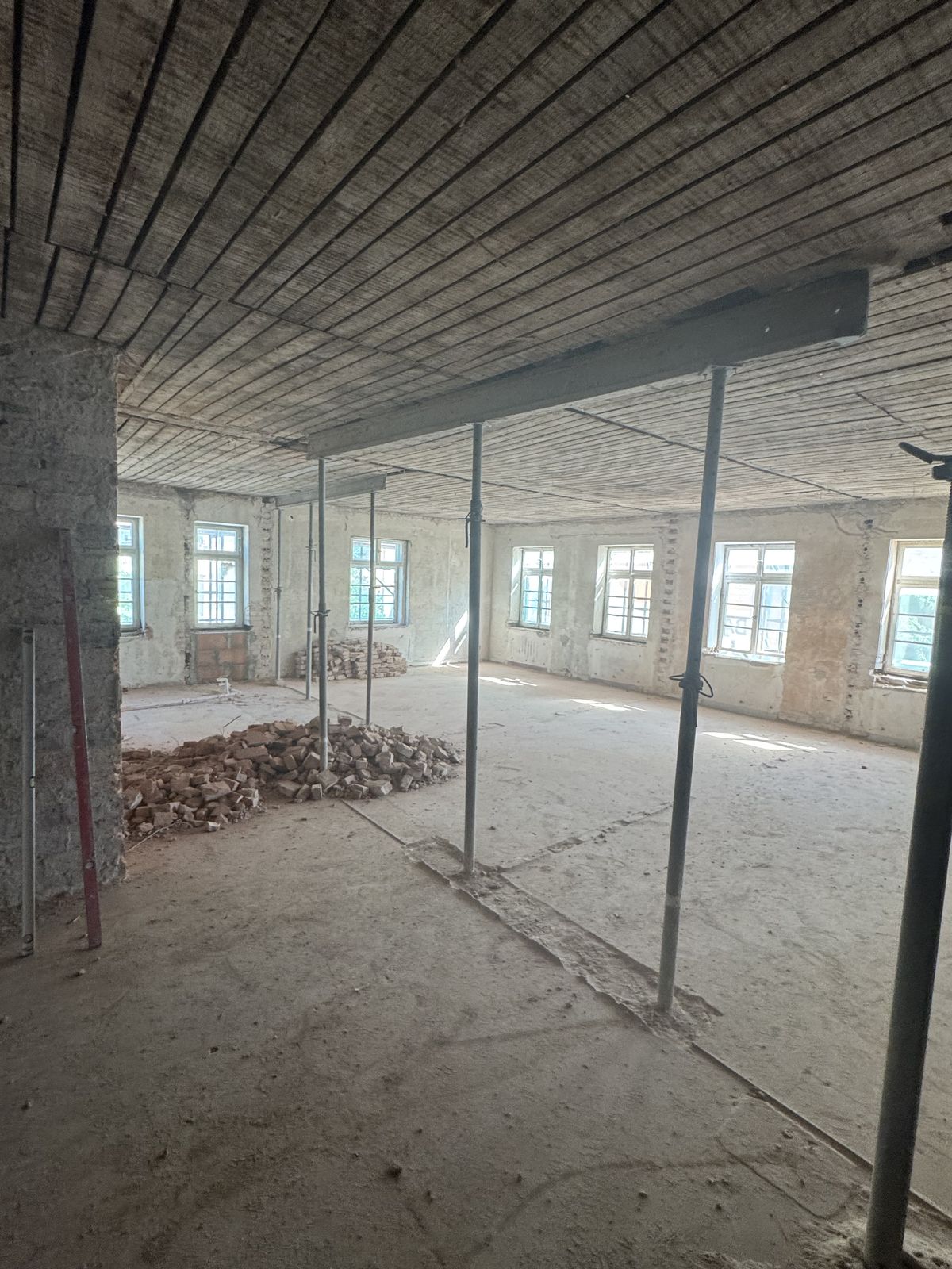 Entkernte Halle mit Holzdecke bei der Altbausanierung