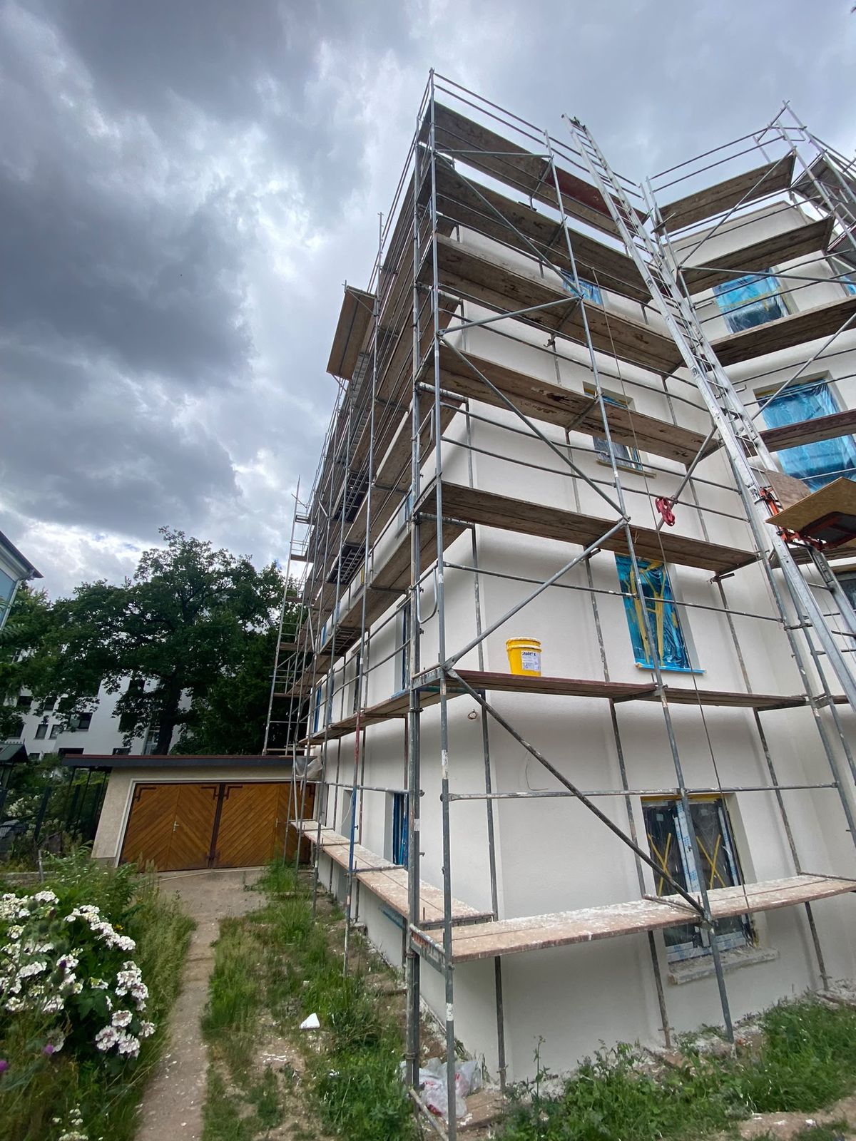 Gesanierter Wohnblock mit neuem Putz – Gebäudehülle aus einer Hand