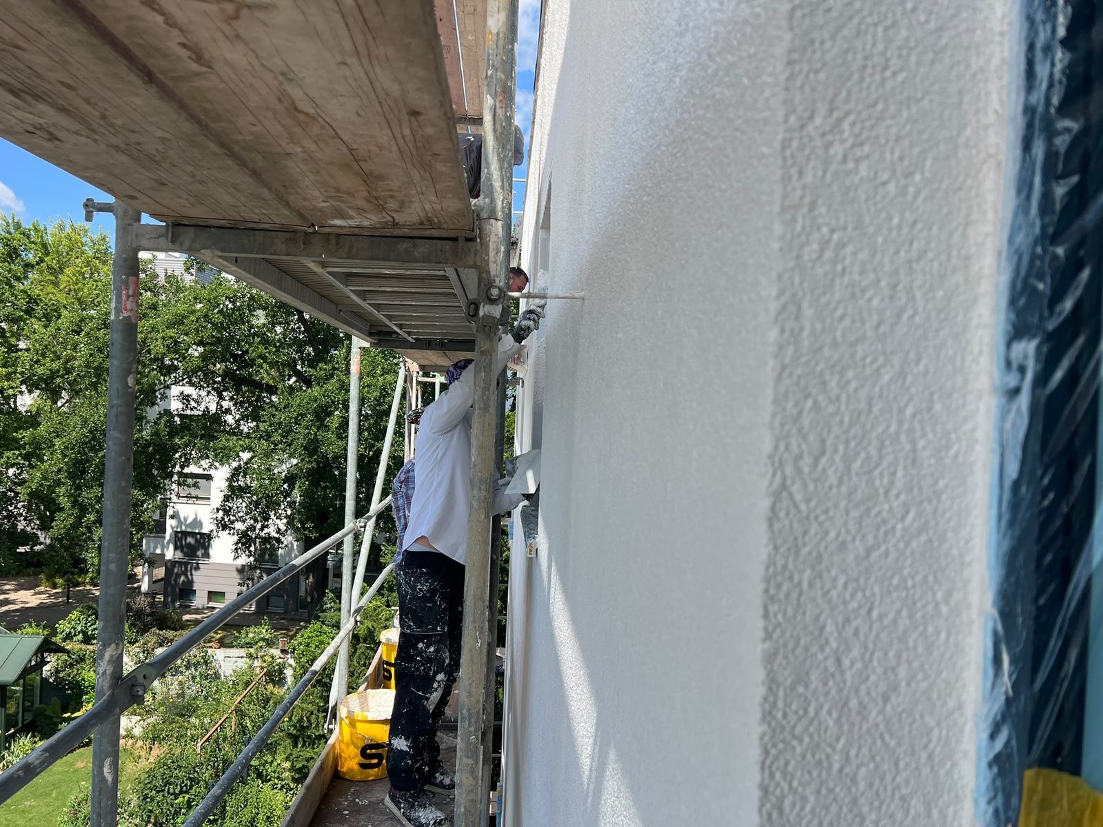 Fassadensanierung: Putzarbeiten am Gerüst – Projekt Bau GmbH