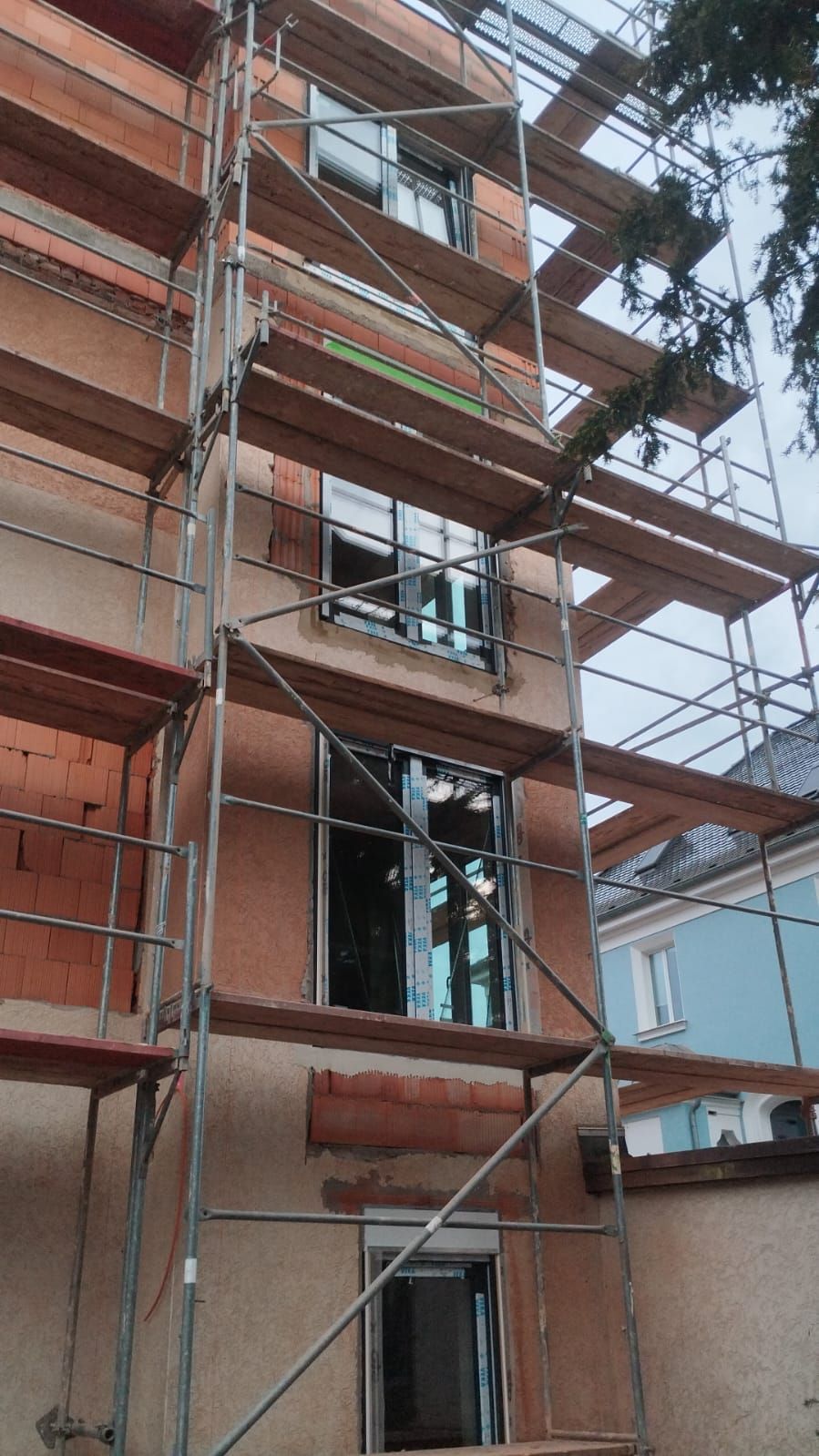 Klinkerfassade im Bestand – Maurerarbeiten am eingerüsteten Gebäude