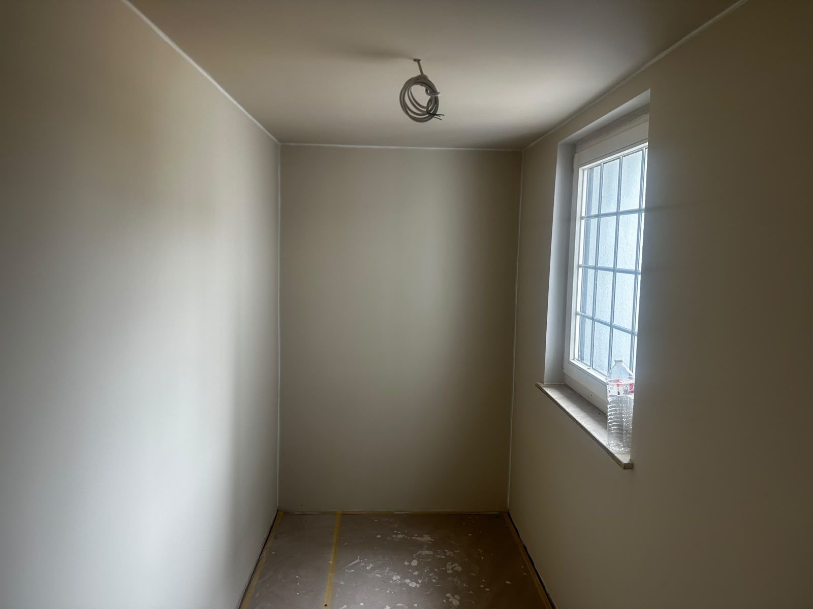 Frisch renoviertes Zimmer mit neuem Putz und Fenstern