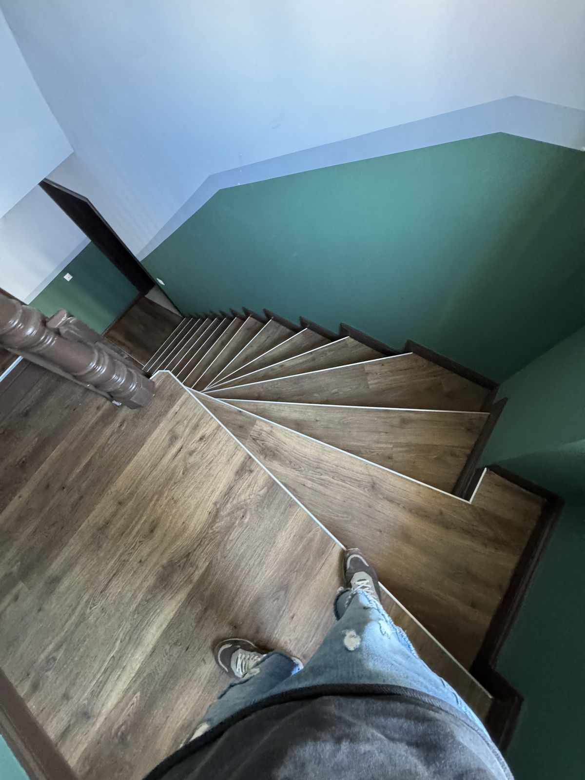 Aufgearbeitete Wendeltreppe mit Holzstufen