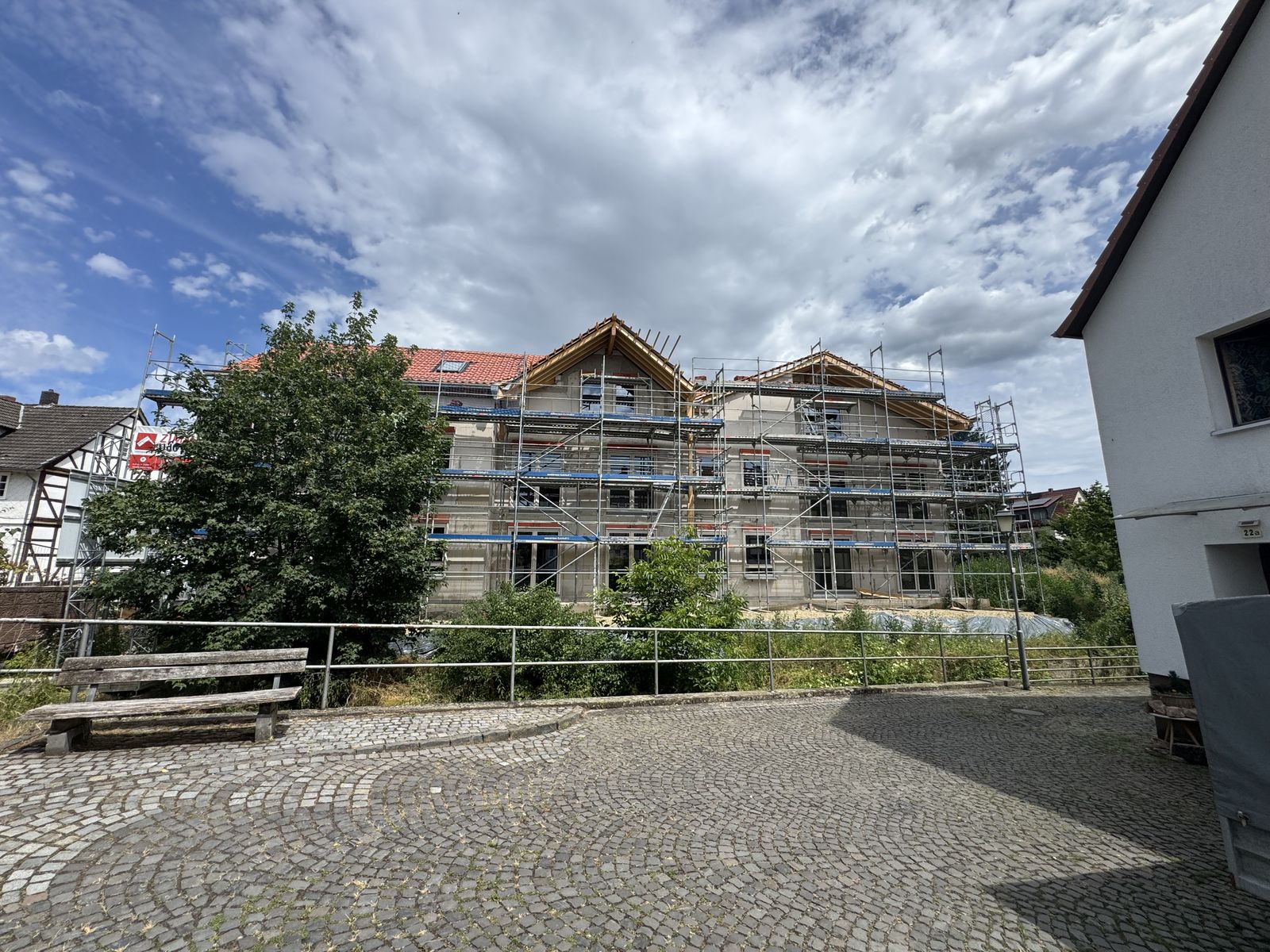 Sanierte Wohnanlage mit gepflastertem Innenhof und neuen Fassaden
